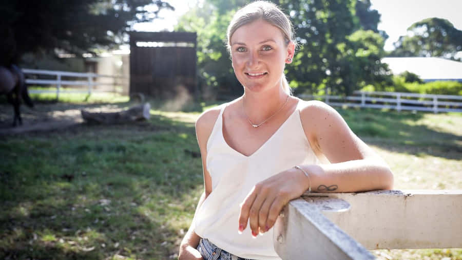 Lajinete Jamie Kah celebra el éxito en las carreras de caballos.