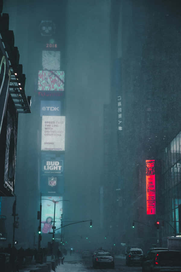 Düstere stimmungsvolle Stadtansicht im Nebel