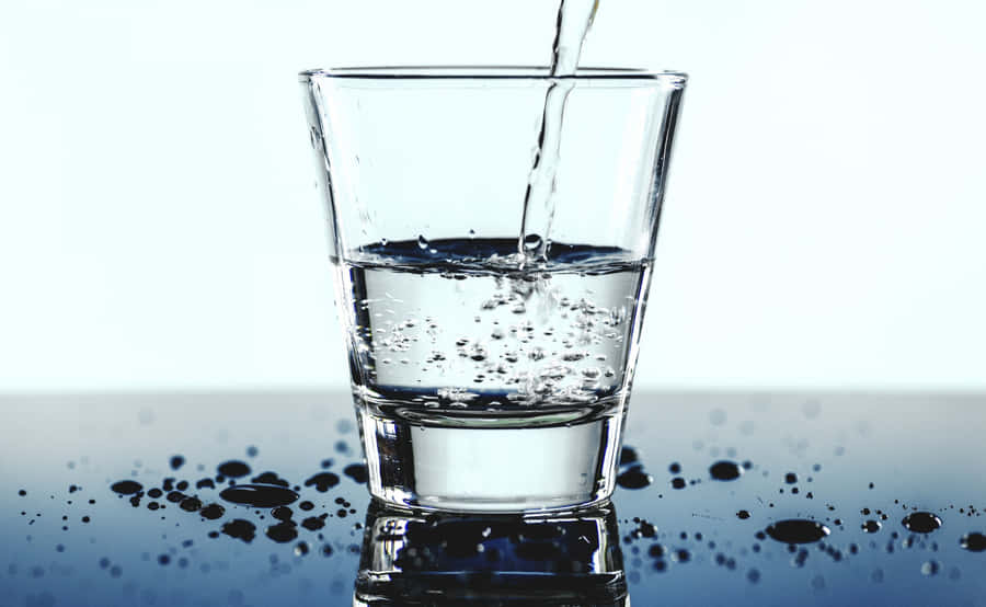 ErfrischendesGlas Wasser bereit, genossen zu werden.