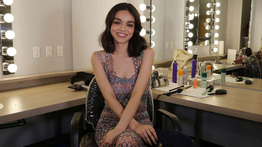 Attrice Sorridente nella Stanza Trucco