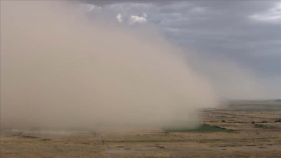 Tempesta di polvere in avvicinamento sulle pianure