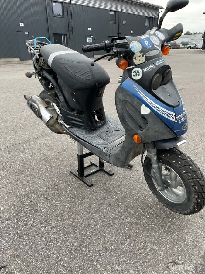Scooter Kymco parcheggiato all'aperto