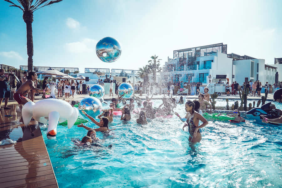 Scène de fête à la piscine vibrante