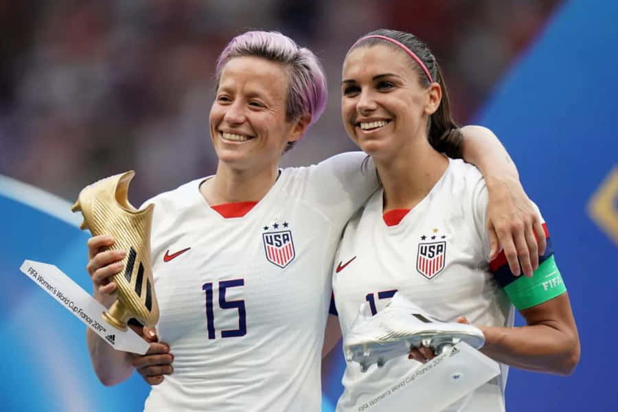 U S W N T Spielerinnen feiern mit Trophäen