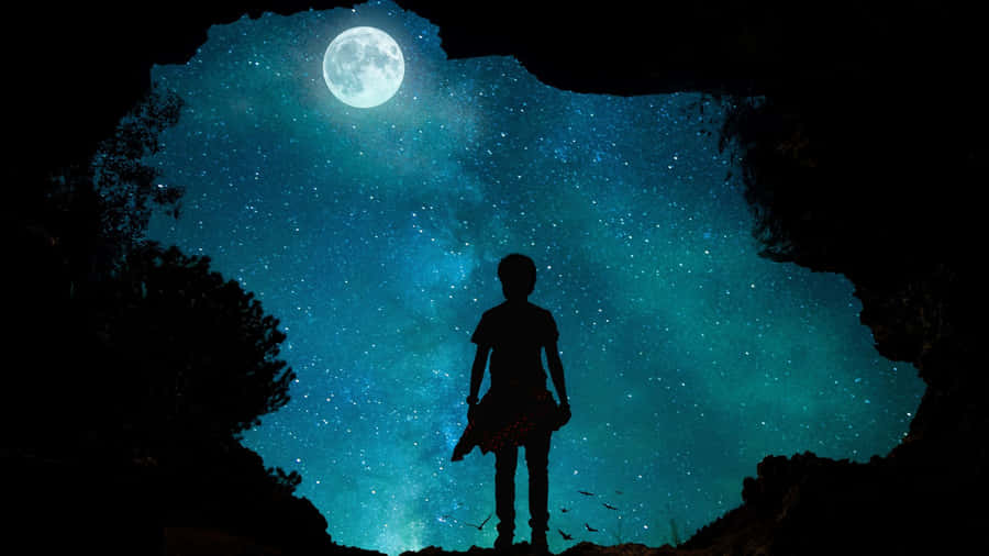 Silhuetade uma menina diante de uma imagem de lua em um céu noturno azul.