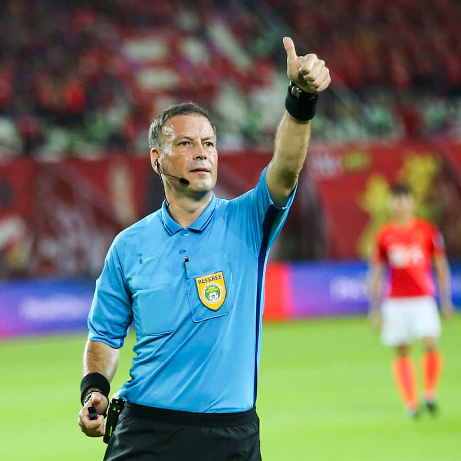 Arbitro di Calcio che Segnala Durante la Partita