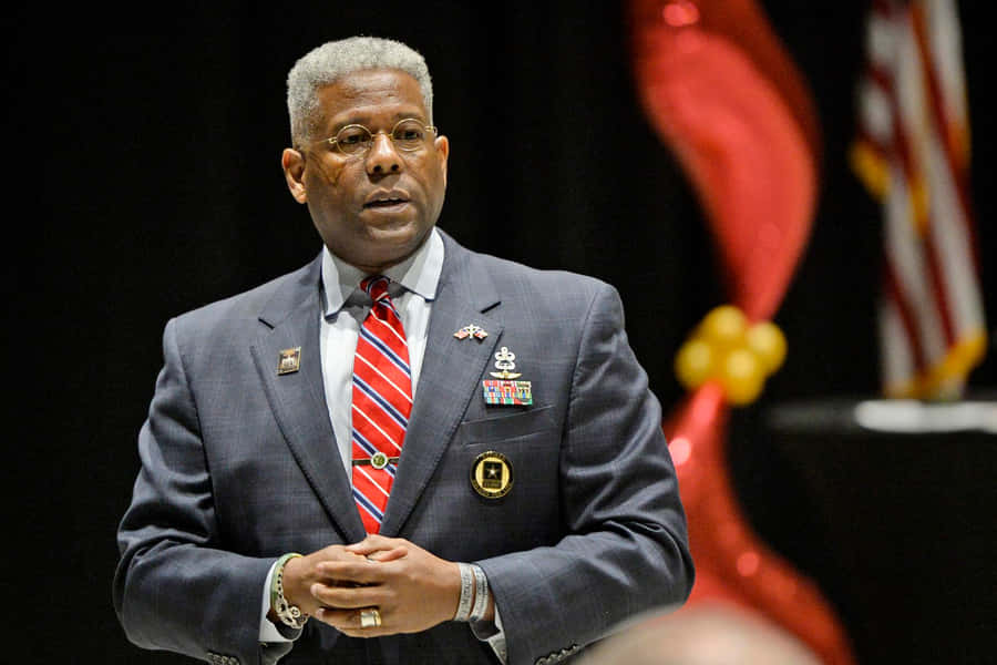 AllenWest med militär stjärnbadge.