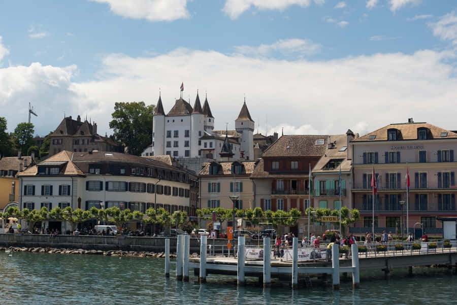 Ein atemberaubender Panoramablick auf Nyon, Schweiz.