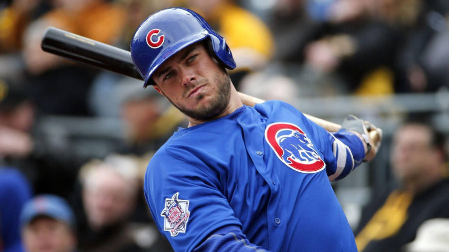 KrisBryant Brillant Strike skulle kunna översättas till Kris Bryants briljanta stråle eller Kris Bryants lysande träff. Beroende på sammanhanget som behövs kan det vara en bra titel för en dator- eller mobilskärmsbakgrund för en sportentusiast som gillar baseball eller den specifika spelaren Kris Bryant.