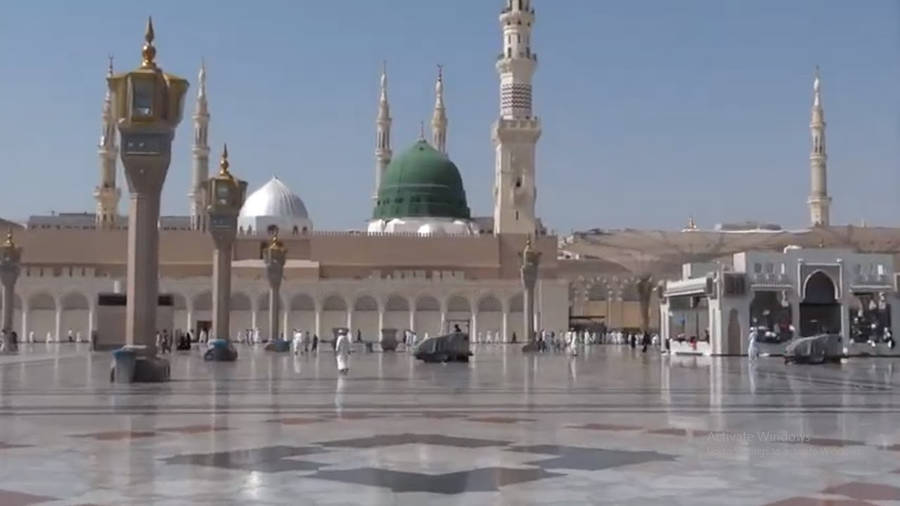 MadinaSharif Grounds kan översättas till Madina Sharif markeringar. Detta skulle vara ett ovanligt ämne för en dator- eller mobiltelefonbakgrund, eftersom det refererar till marken omkring moskén i Medina där profeten Muhammed är begravd. Istället kan något annat som är mer passande för en bakgrund väljas, till exempel en naturskön bild eller abstrakt design.