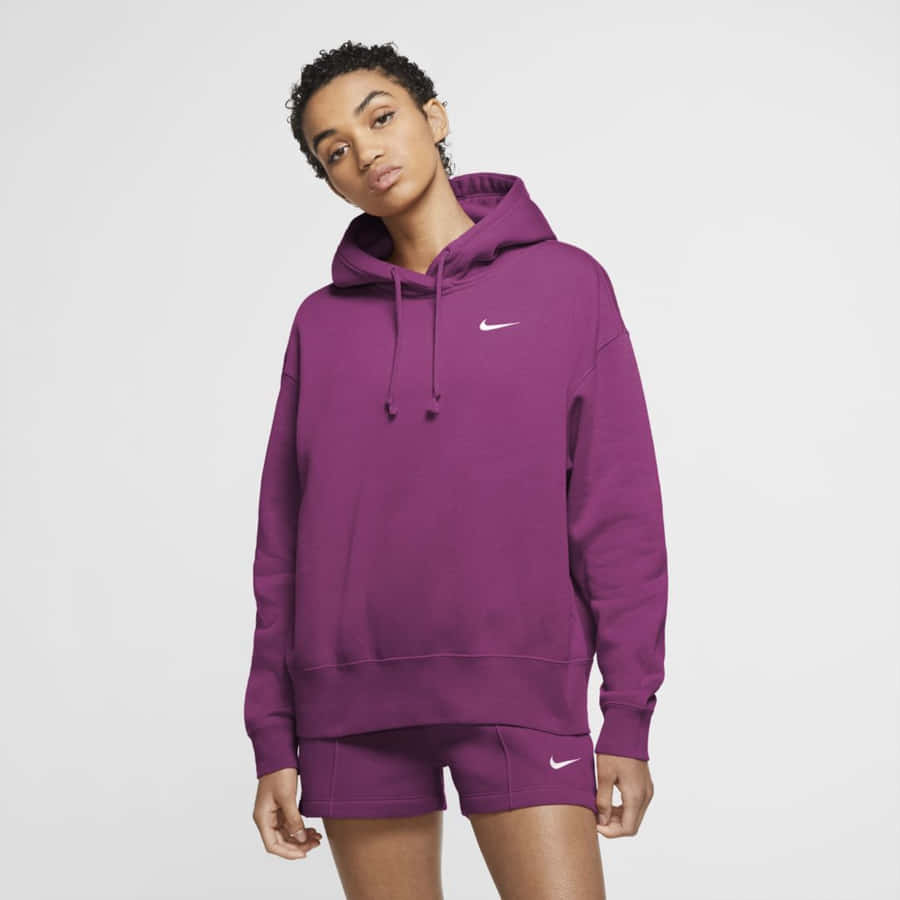 BleibenSie stylisch und bequem mit diesem coolen lila Sweatshirt.