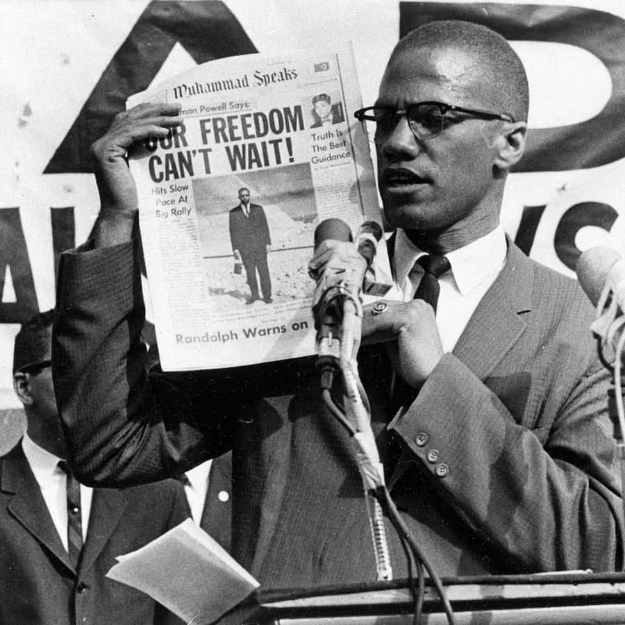 Malcolm X mit Zeitung