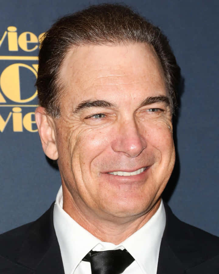 PatrickWarburton ser skarp ut i en kostym.