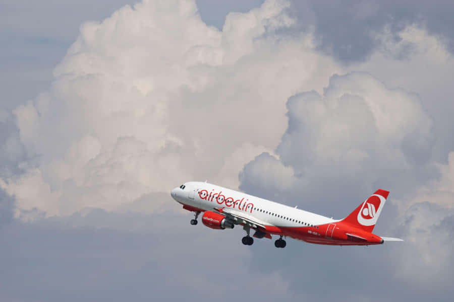 Decollo di un Airbus A320 di Air Berlin nel Cielo Nuvoloso