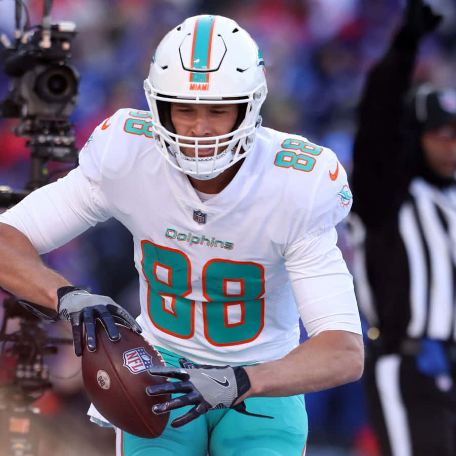Miami Dolphins Spieler fängt Football