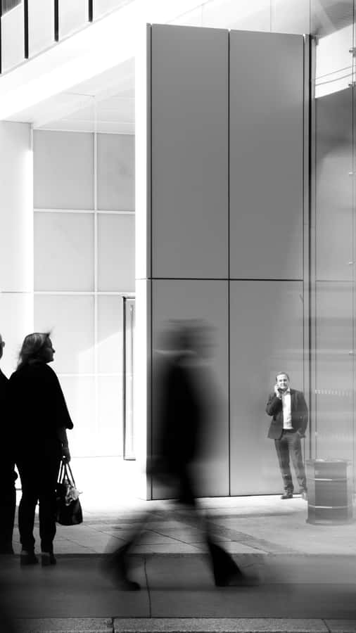 Uomo d'Affari Urbano in Chiamata Telefonica Monocromatica.jpg