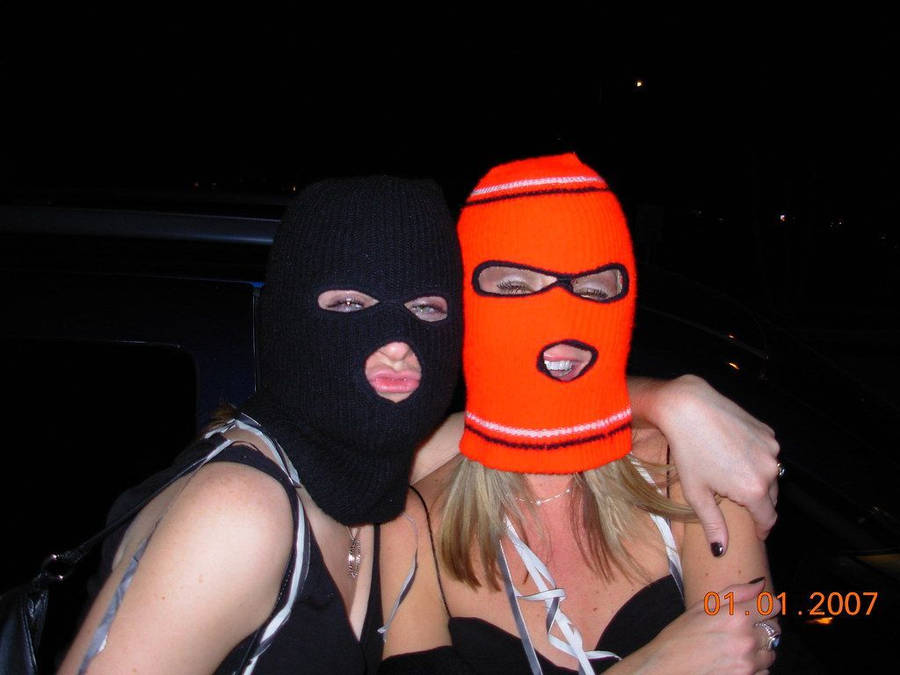 To kvinder iført masker står på skyer.