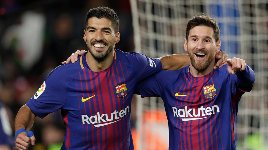 LaLiga Luis Suarez Lionel Messi i sammanhang med datorskärm eller mobil bakgrund skulle kunna vara en fantastisk idé för en fotbollsentusiast. Med ett fotbollstema som inkluderar dessa legendariska fotbollsspelare så kan man visa upp sin kärlek för sporten på ett fantastiskt sätt. Så varför inte ladda ned bilden och använda som bakgrundsbild på din dator eller mobiltelefon? Det skulle definitivt uppskattas av en svensk fotbollsentusiast.