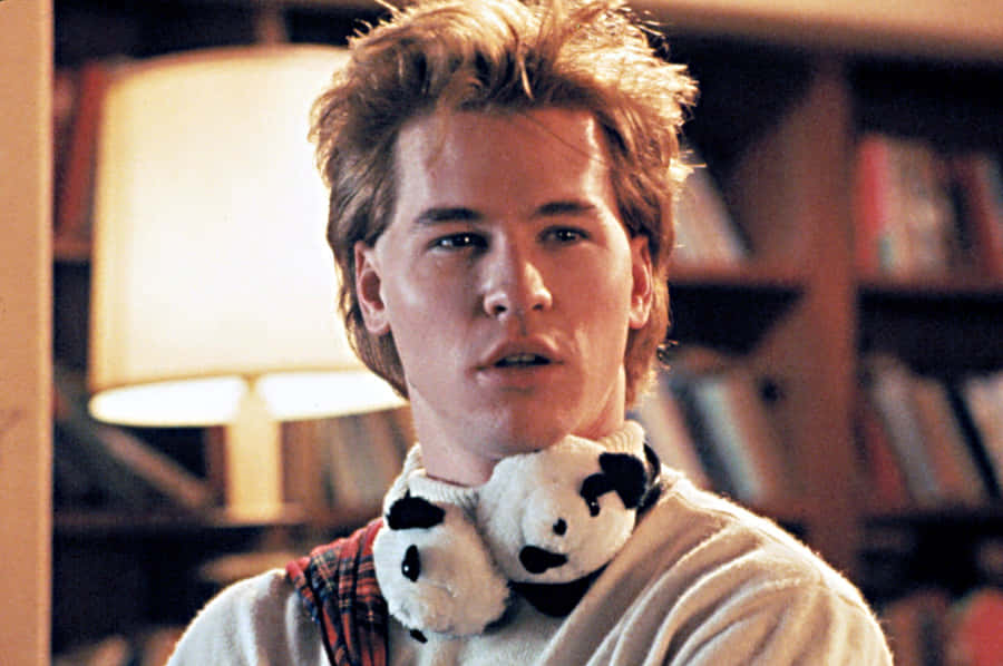 Val Kilmer Pemain Muda dengan Dasi Panda