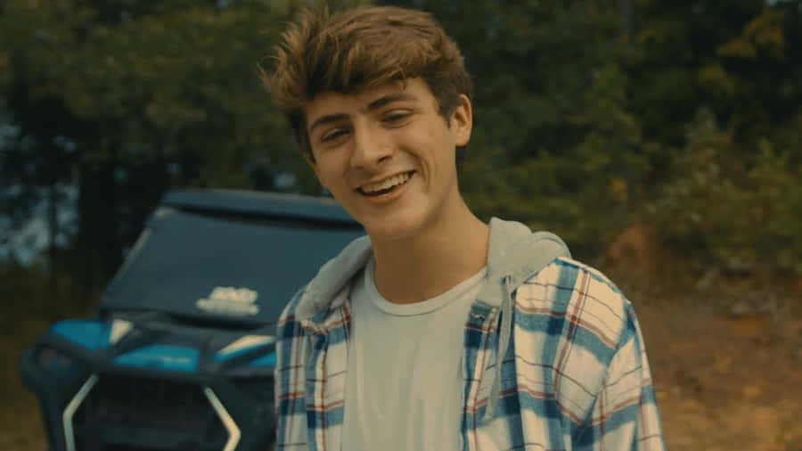 Jovem Sorridente ao Ar Livre