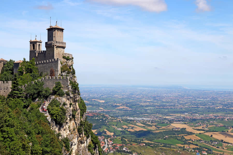 ATorre Guaita domina a vista de San Marino na tela do seu computador ou celular.