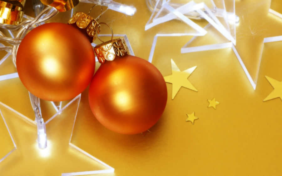 Goldene Weihnachtsornamente und Sterne