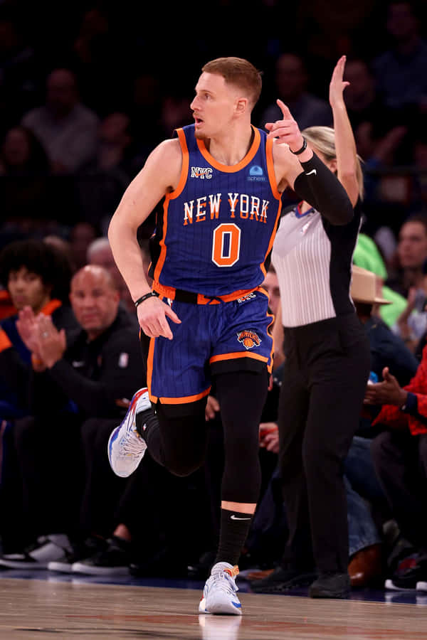 Jogador do New York Knicks Sinalizando Durante o Jogo