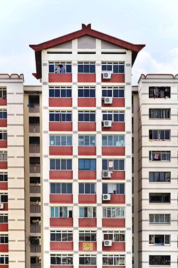 PrédioBranco com telhado afiado.