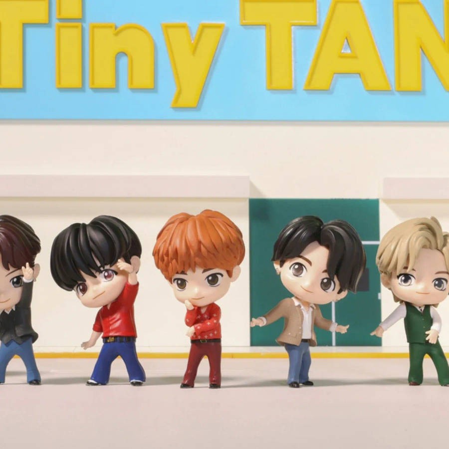 Pequenasbonecas Tiny Tan BTS sendo construídas - Papel de parede para computador ou celular.