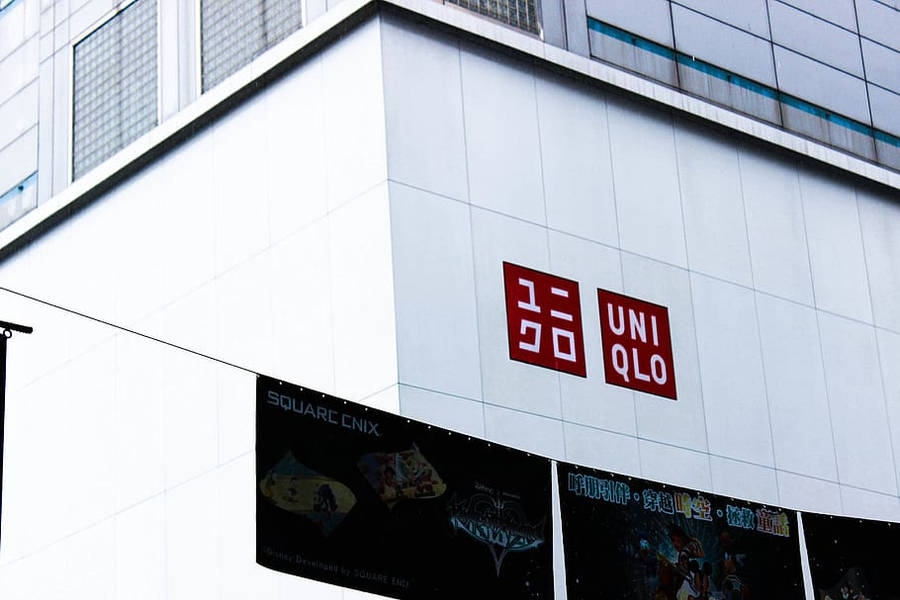 Edifícioda loja Uniqlo branca.