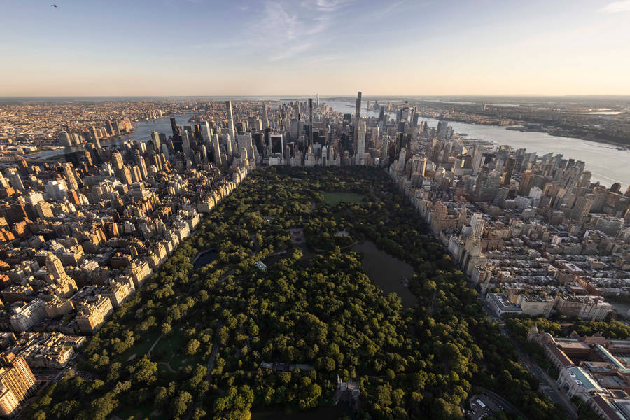 CentralPark rodeado por edifícios em Nova York.
