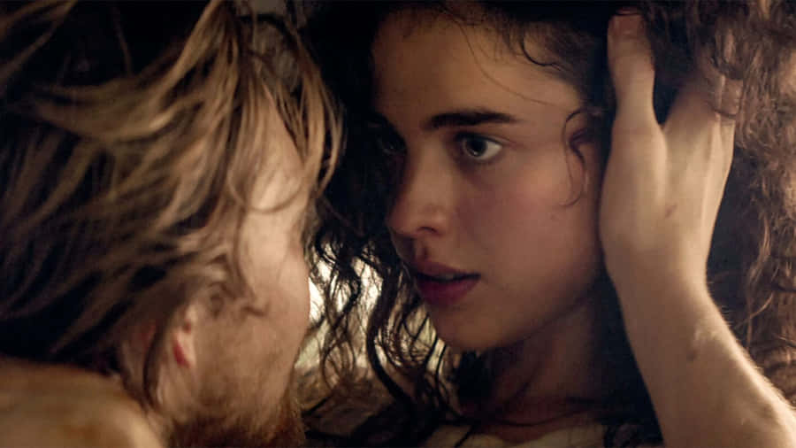 Margaret Qualley In Einem Wunderschönen Weißen Kleid