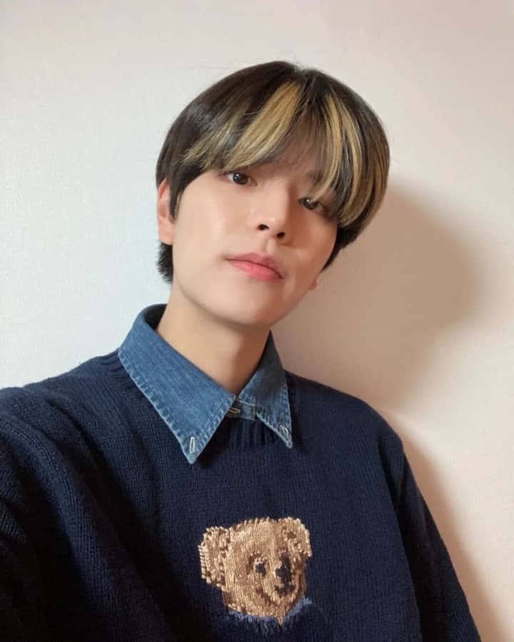 Retrato Estiloso com Suéter de Urso de Pelúcia