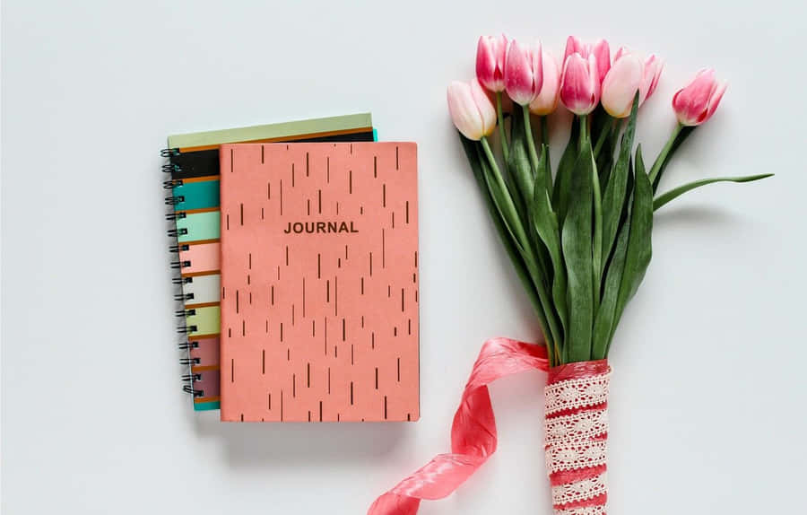 Journal und Tulpen Flatlay