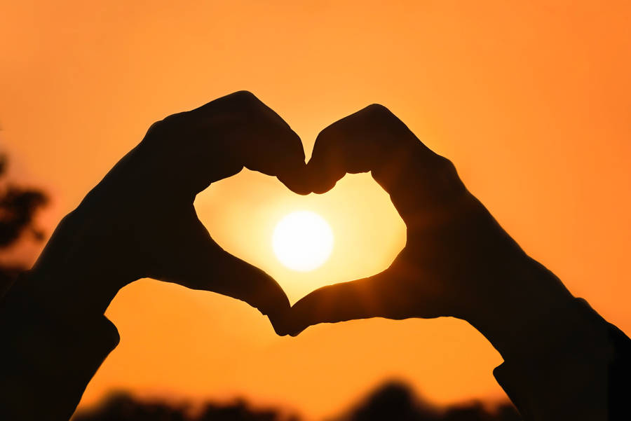 "FingerHeart And Orange-Tinted Sunset" translates to "Fingerhjärta och solnedgång med orange skimmer" in Swedish. Detta är en populär bakgrundsbild för datorer och mobiler som fångar känslan av en varm och romantisk kväll. Fingerhjärtat är en symbol för kärlek och vänskap, medan solnedgången ger en dramatisk och visuellt tillfredsställande bakgrund. Denna kombination av symboler ger en perfekt balans mellan känslor av glädje och romantik.