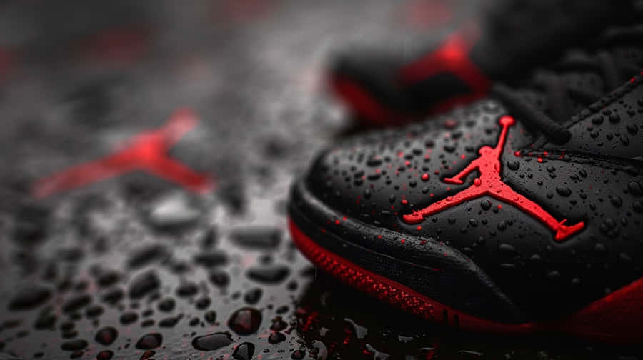 Schwarze rote Jordan Sneakers auf nasser Oberfläche