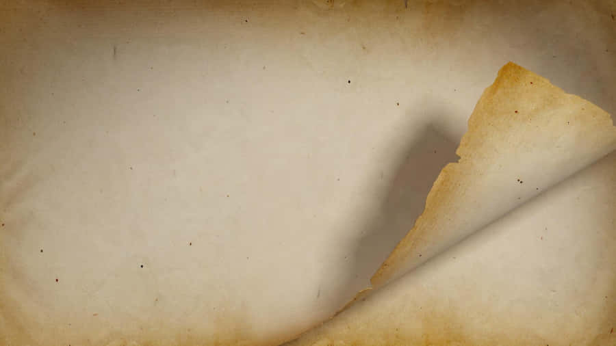 Einaltes Papier mit einem Riss darauf
