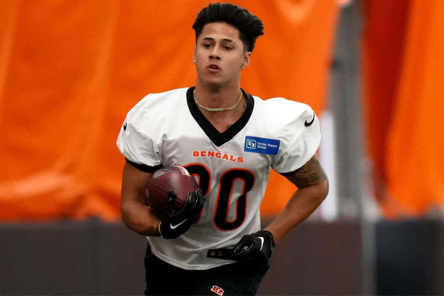 Footballspieler in Aktion Bengals Uniform