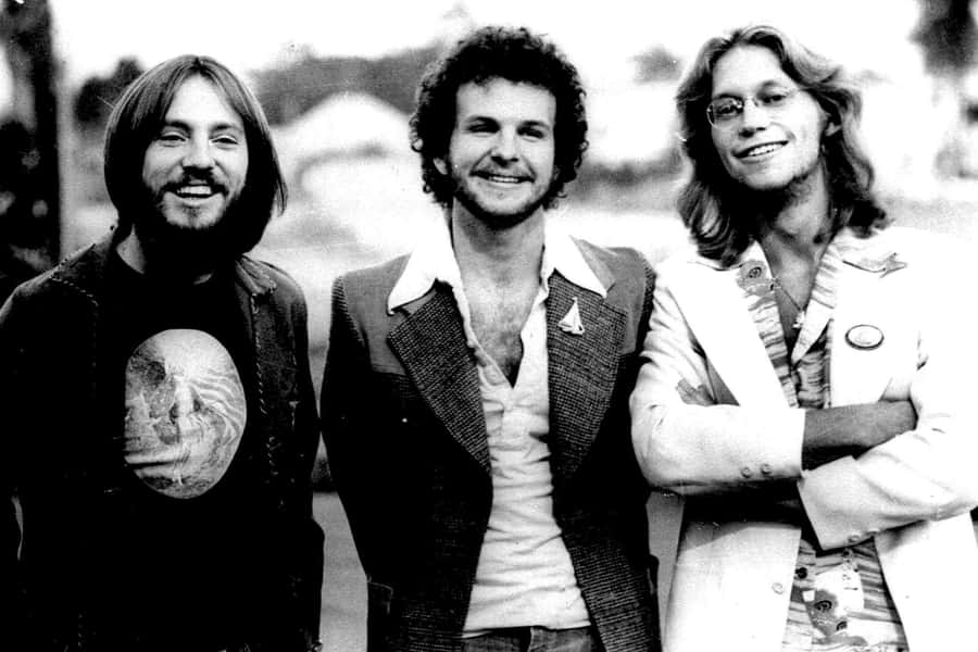 Lehndich zurück und genieße die Musik der 1970er Jahre.