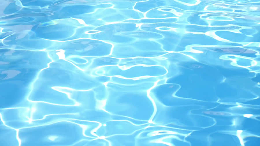 Leuchtendblaues Poolwasser