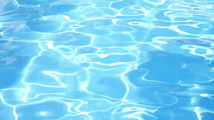 Lysandeblå poolvatten.