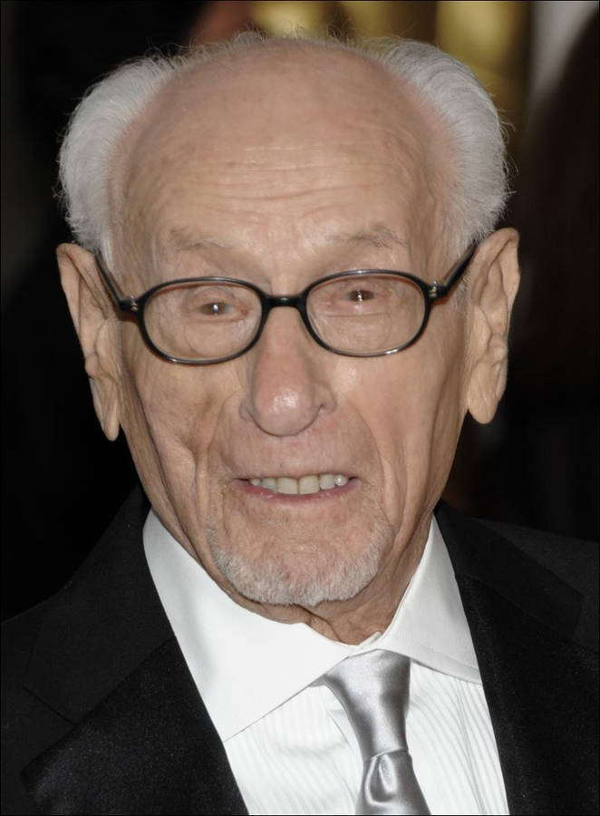 EliWallach con corbata plateada