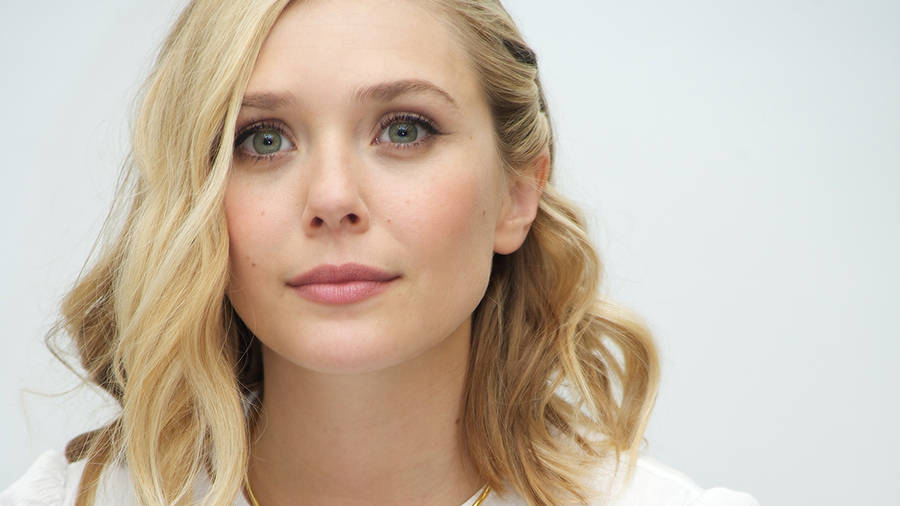 Download Elizabeth Olsen Close Up Wallpaper 