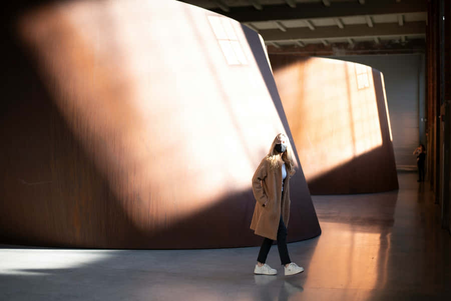 Mulher de Casaco Bege em Exposição de Arte