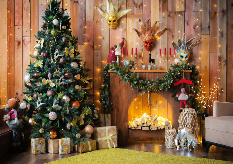 Camino Festivo Decorato con Maschere e Albero