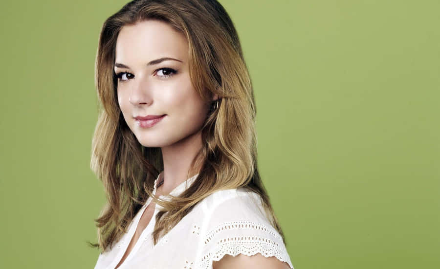 Emily Vancamp Porträt Grüner Hintergrund