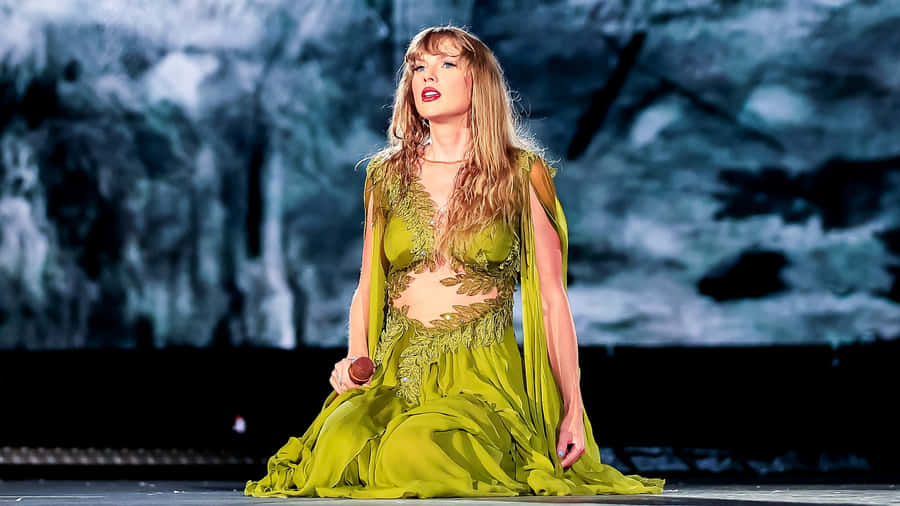 Taylor Swift in Abito Verde durante la Performance