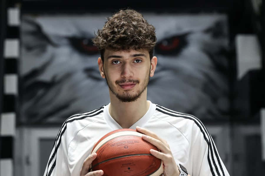Giocatore di Basket con Palla Davanti a un Murale di Tigre