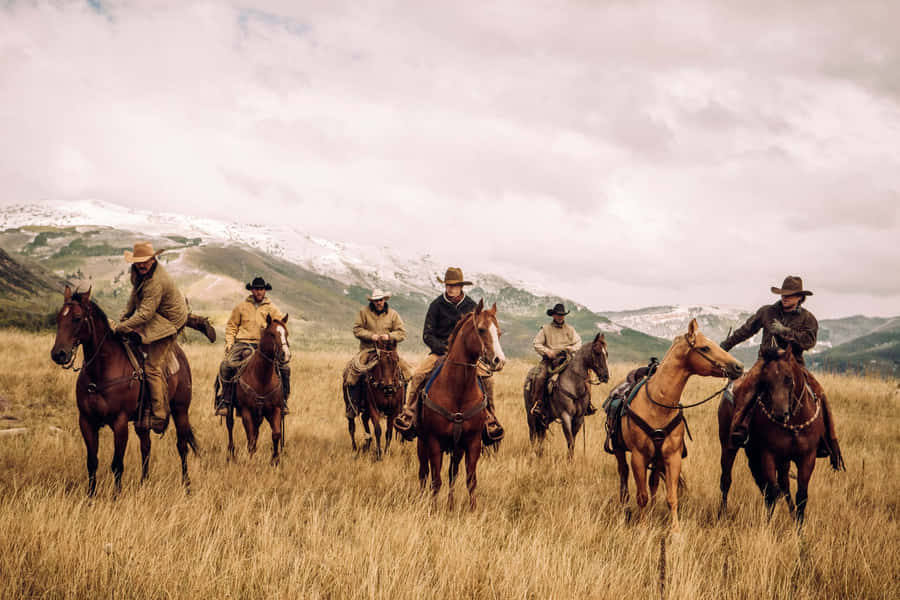 FundoYellowstone com Cowboys atravessando um campo.