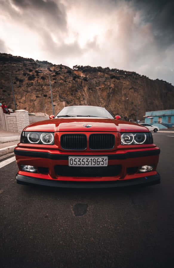 BMW E36 Vermelho Vista Frontal Céu Nublado